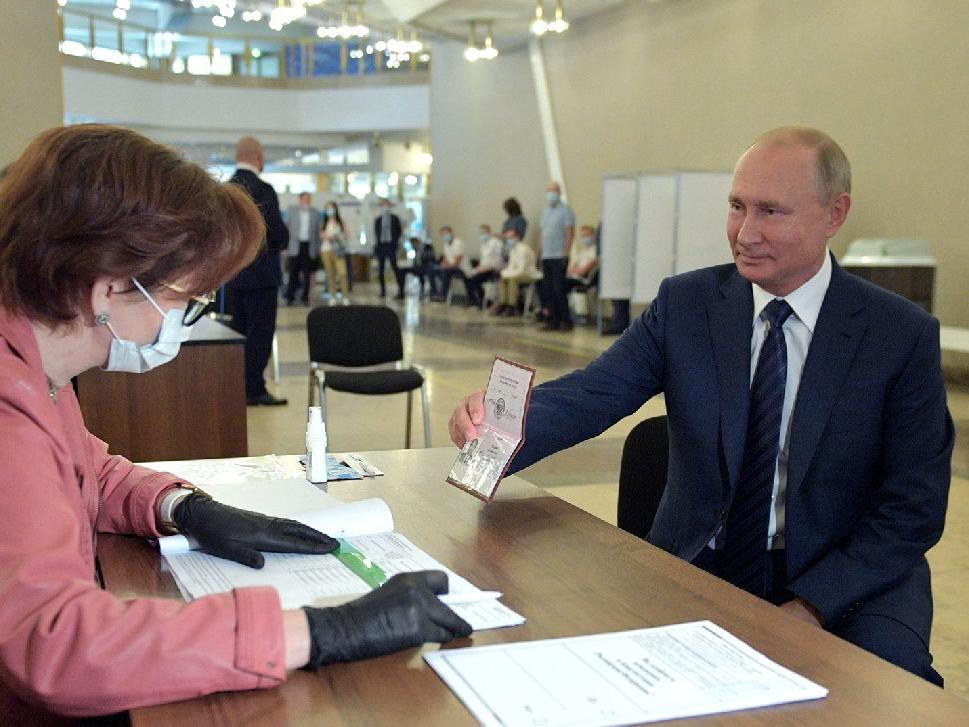 Putin'in kaderini çizecek oylamada son gün! Rusya lideri de sandık başında