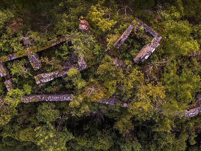Çin’in ormanlarla kaplı bölgesinde bulunan tarihi yapı