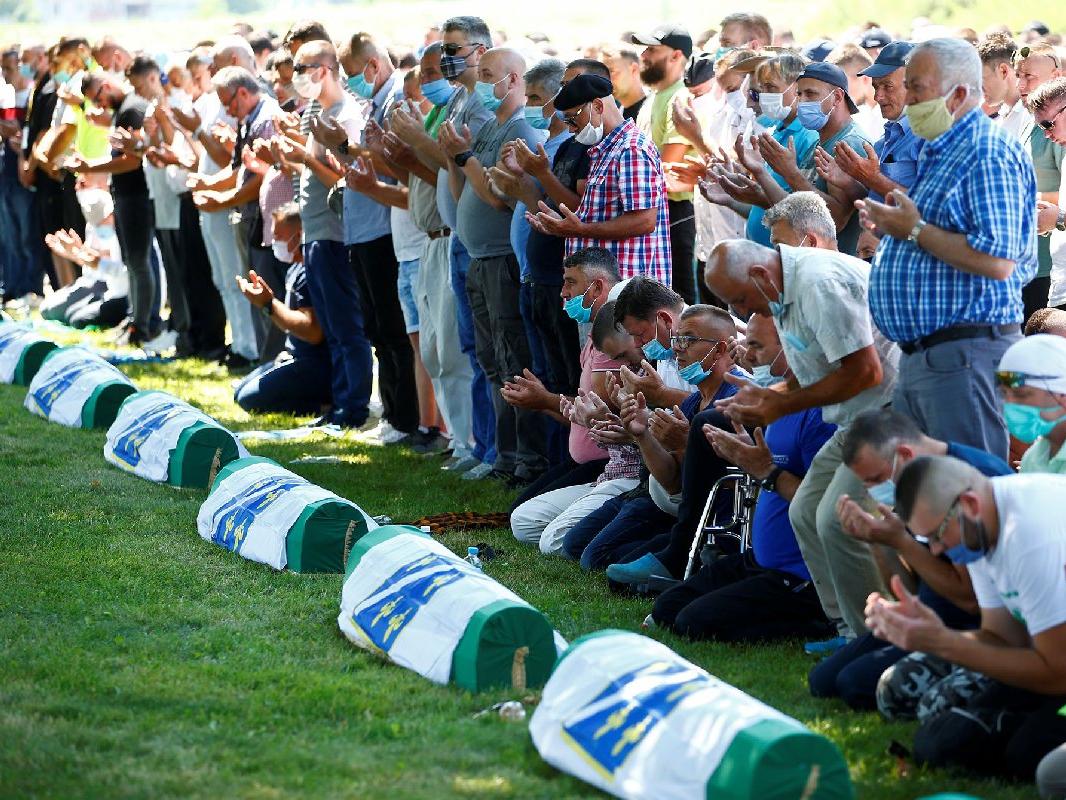 Srebrenitsa'nın 25. yılı... Bu acının tarifi yok! Gözyaşlarıyla uğurlandılar