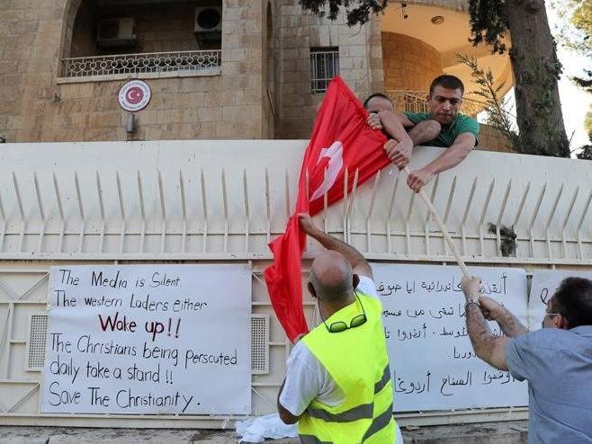Kudüs'te Türk bayrağının yakılmasına Dışişleri Bakanlığı'ndan tepki!