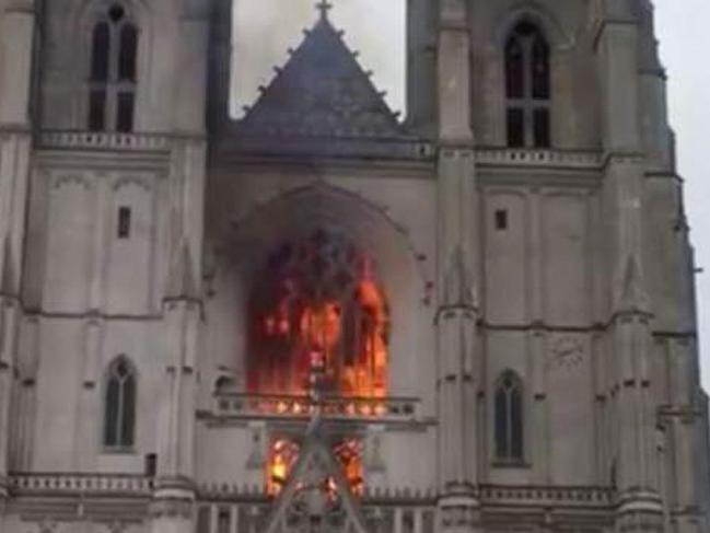 Fransa'daki tarihi katedralde yangın çıktı!