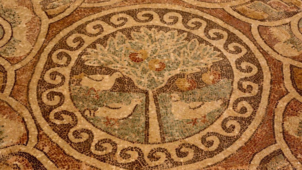 Kaçak kazıda ortaya çıkan 1800 yıllık 'elma mozaiği' sergilenmeye başladı