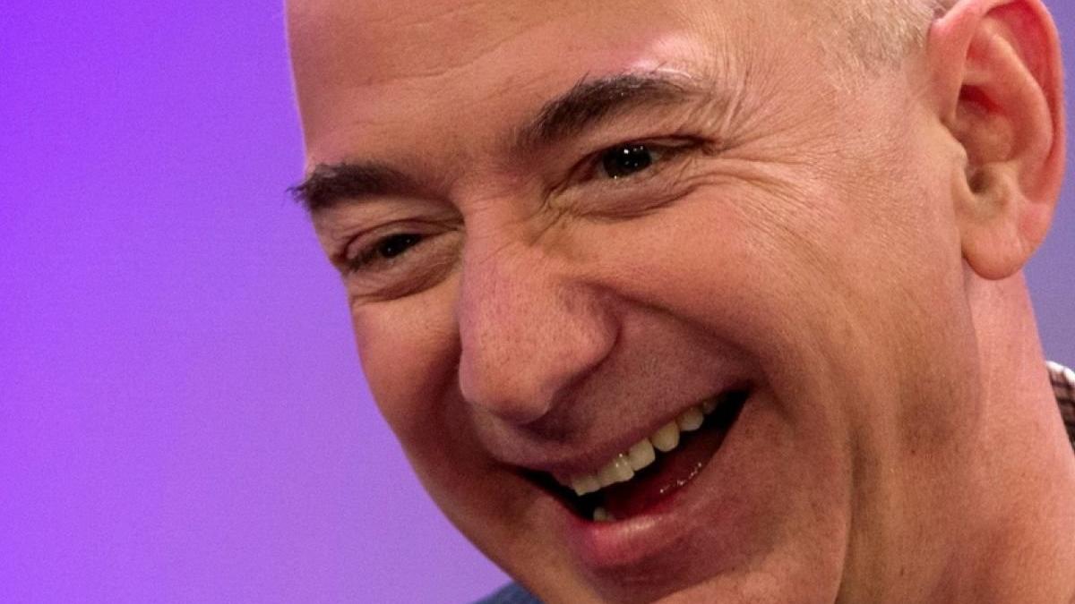 Jeff Bezos 24 saatte en fazla para kazanan insan olarak tarihe geçti
