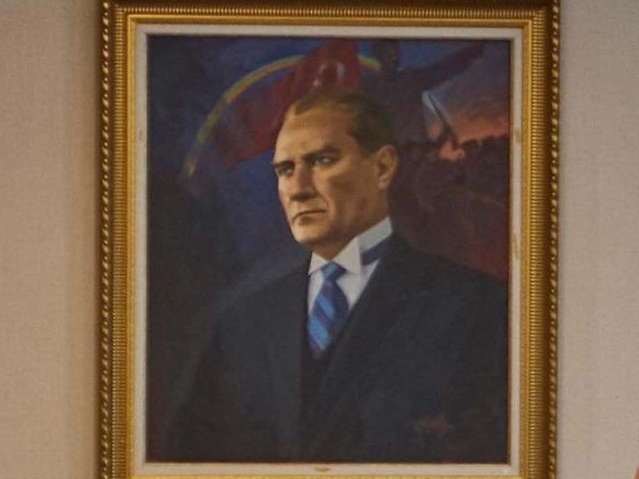 Yeni genel merkeze özel Atatürk portresi