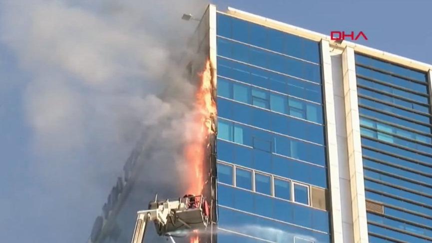Ankara'da iş merkezi yangını! Binanın parçaları yayaların üzerine yağdı