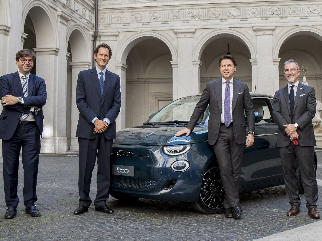 Yeni Fiat 500 İtalyan siyasetçilerle buluştu!