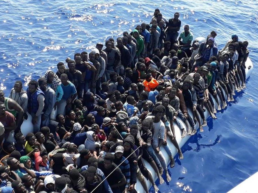 Akdeniz'de sürükleniyorlardı! Bir tekne dolusu göçmende corona çıktı