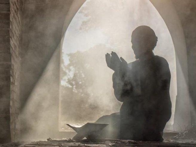 Teşrik tekbiri nasıl getirilir? Bayram boyunca namazlarda teşrik tekbiri farz mı?