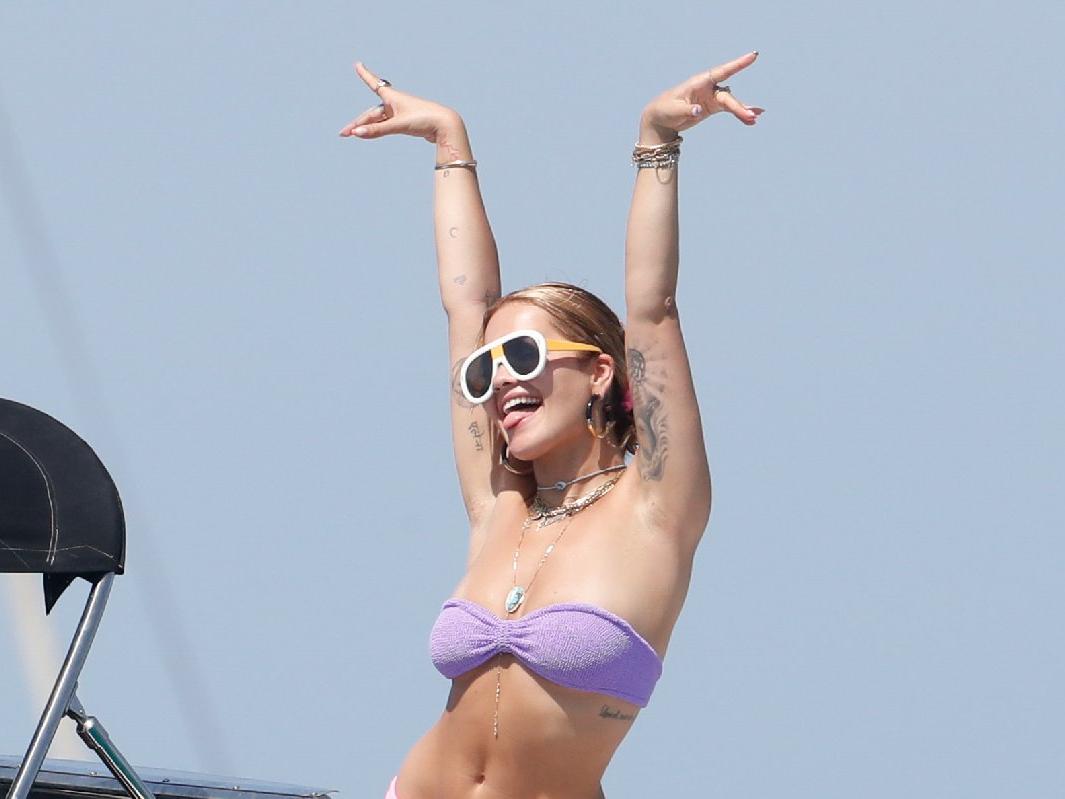 Rita Ora, tekne tatilinde bikinisinin azizliğine uğradı
