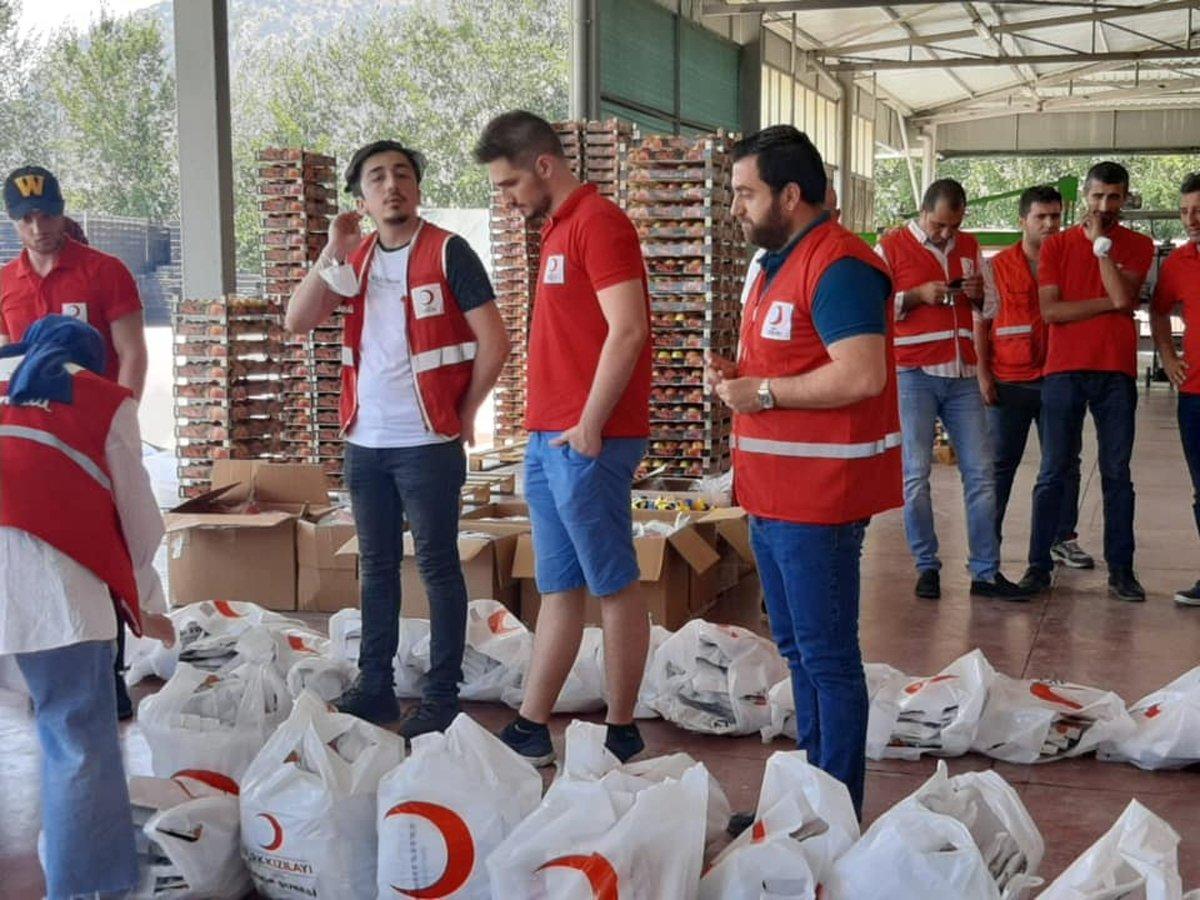 Kızılay yardımlarını AKP'liler dağıttı! Vatandaştan sert tepki