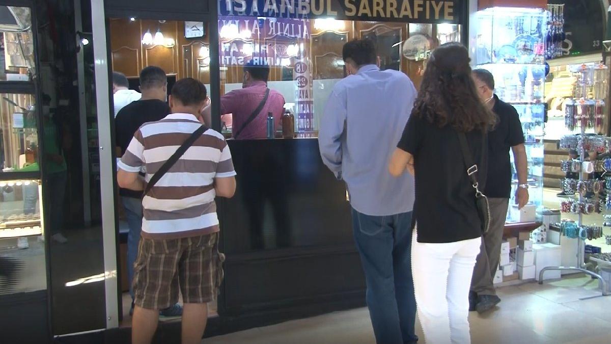 Altının rekor kırmasıyla Kapalıçarşı'daki sarraflarda yoğunluk oluştu