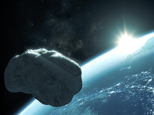 Dev asteroit Dünya'yı teğet geçti!