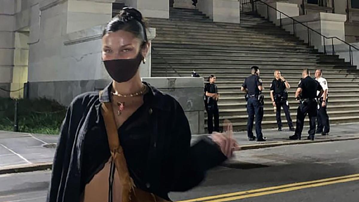 Bella Hadid'den maske takmayan polislere şoke eden hareket!