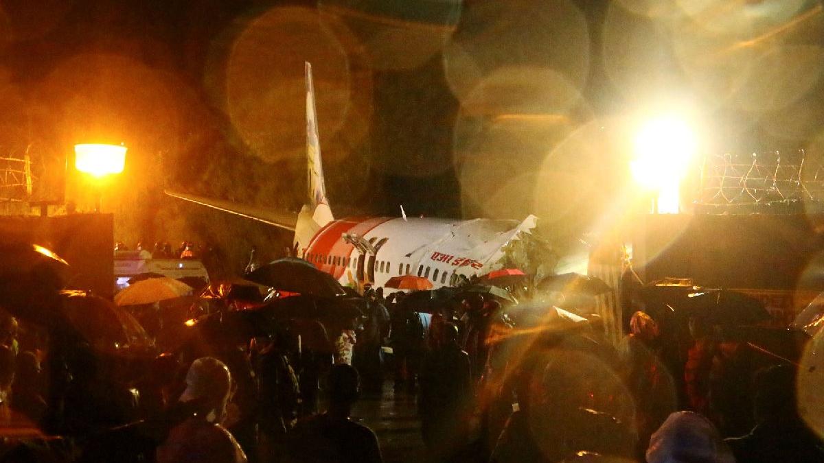 Hindistan'da inişte ikiye bölünen uçaktan kötü haber: Ölü sayısı artıyor