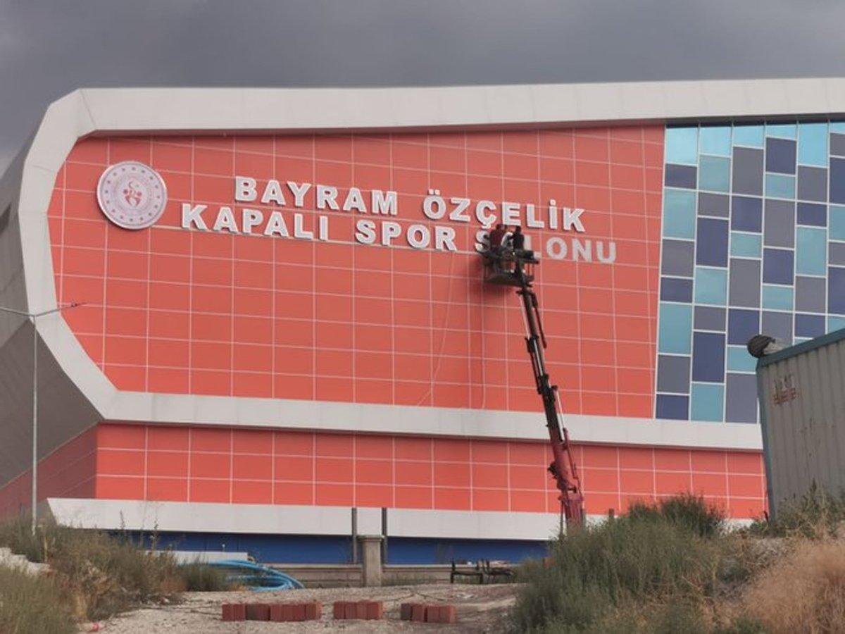 Spor salonuna AKP'li vekilin adını verdiler, tepki gelince de söktüler