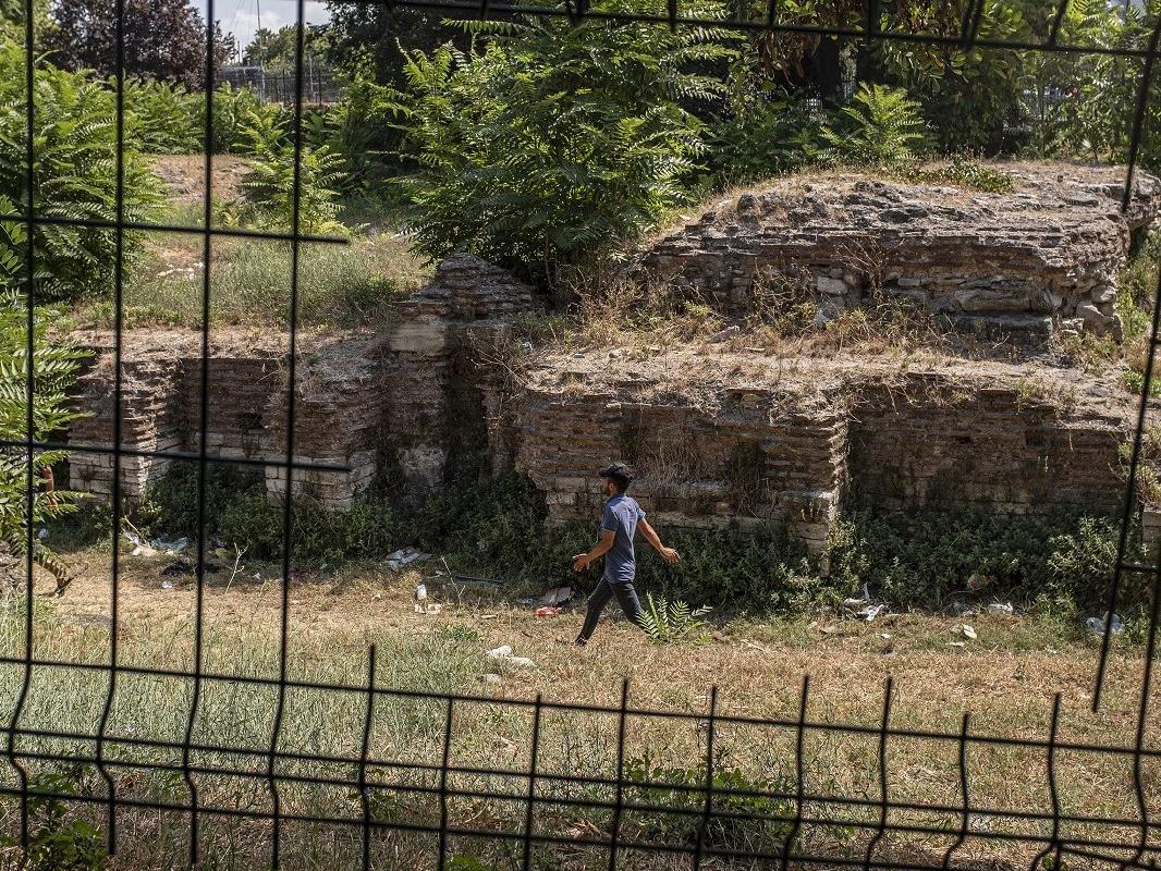 İstanbul'un orta yerindeki tarihi kilise kalıntılarının içler acısı hali