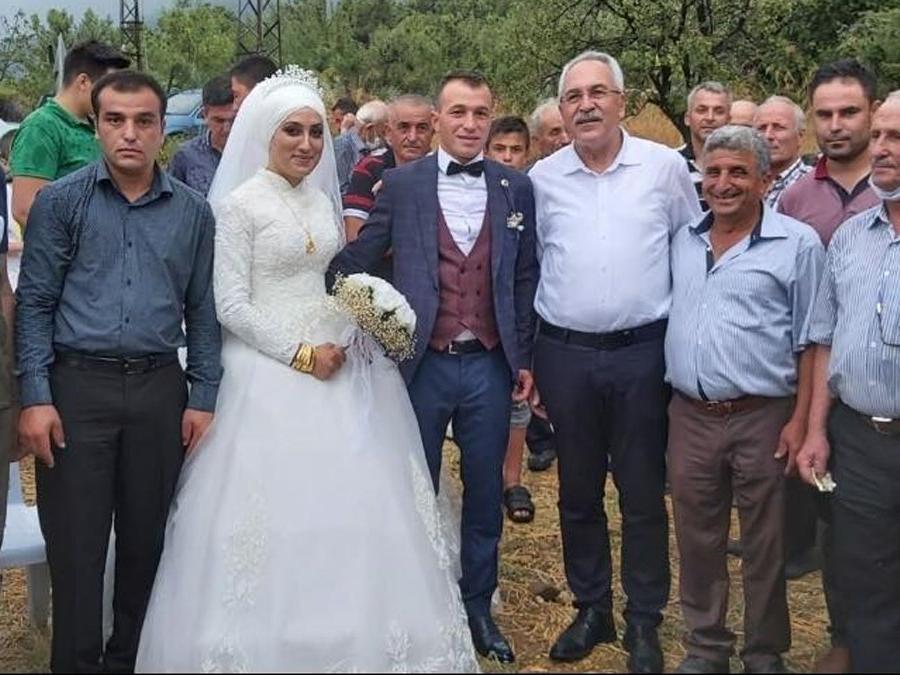 AKP’li vekil, düğünde ne maske taktı ne de sosyal mesafeye uydu