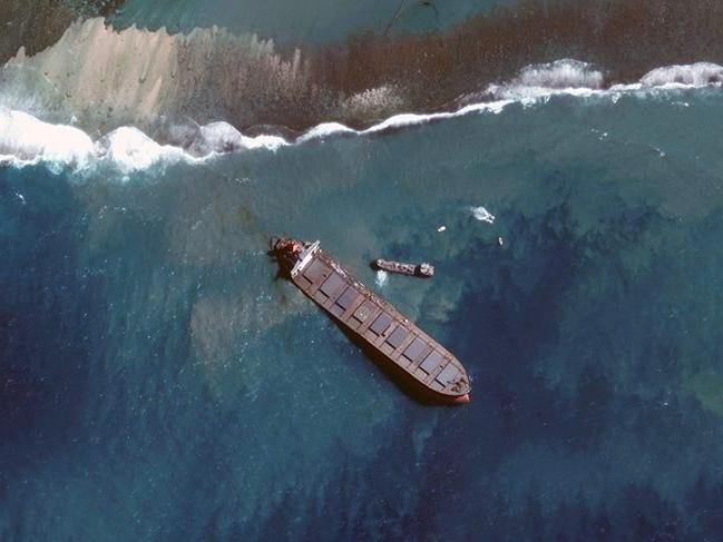 Mauritius'ta 4 bin ton petrol denize sızıyor