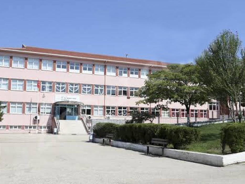 Okul için ayrılan devlet ödeneğini AKP İlçe Başkanlığı duyurdu!