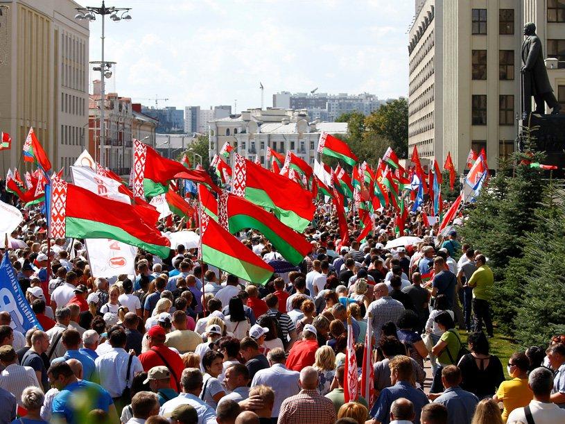 Belarus karıştı: Lukaşenko destekçileri sokağa çıktı