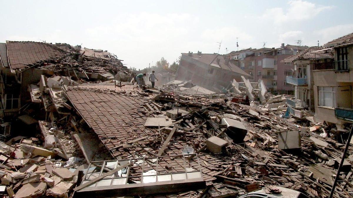 Marmara Depremi'nin 21'inci yılında korkutan uyarı: Ayak seslerini duyuyoruz, 200 bin insan ölebilir