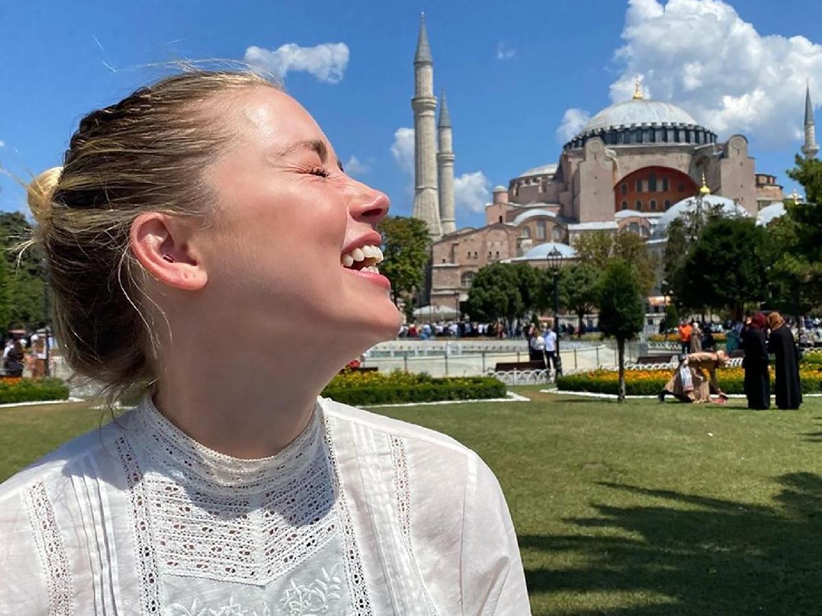 Amber Heard'ün İstanbul turu sürüyor! Ayasofya önünden paylaştı
