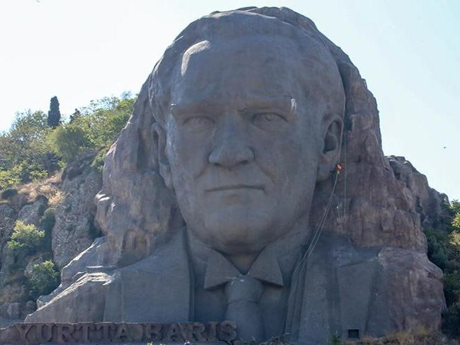 Türkiye’nin en büyük Atatürk maskının bakımı, profesyonel dağcılara emanet