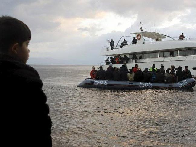 Herke Adası'nda göçmenleri taşıyan bot battı!