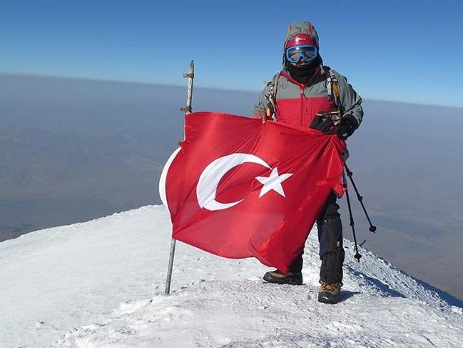 Türkiye'nin en yüksek dağına 61 yaşında ikinci kez tırmandı