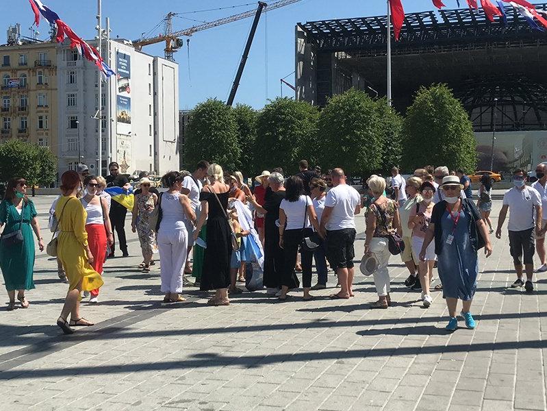 Taksim Meydanı'nda kalabalık turist grubu sosyal mesafe kurallarını hiçe saydı