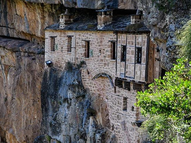 Sarp kayalara oyularak yapılan Theotokou Kipinas Manastırı