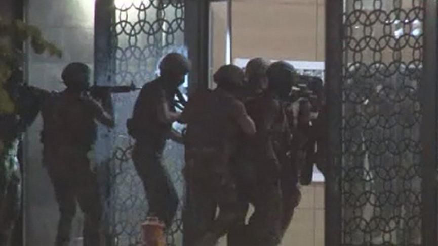 Başakşehir'de etrafa ateş açarak ilerleyip bir binaya giren kişi gözaltına alındı