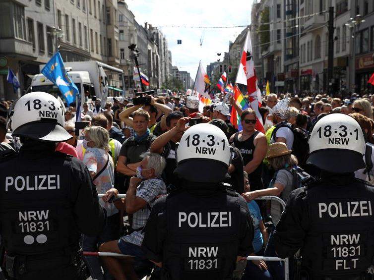 Almanya'da corona virüsü gerilimi: Binlerce insan sokağa döküldü