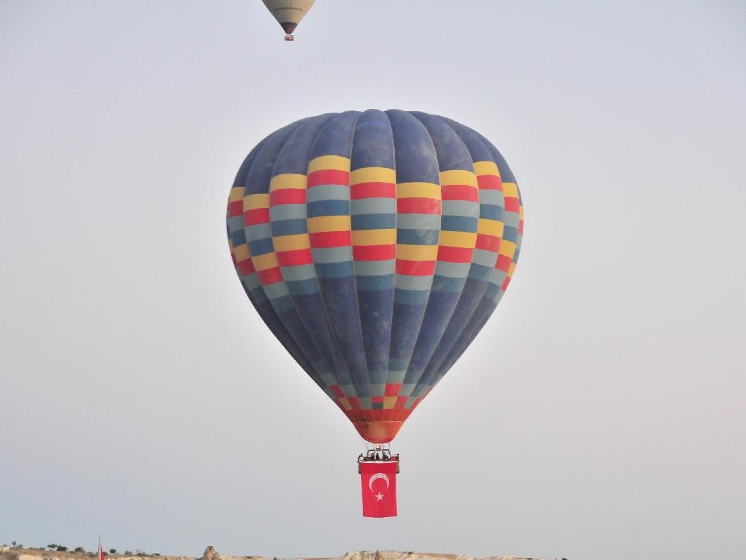 Kapadokya'da sıcak hava balonları Atatürk posteri ve Türk bayraklarıyla havalandı