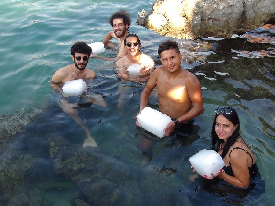 Sıcaklar tavan yaptı tatilciler kucağında buz kalıplarıyla denize girdi