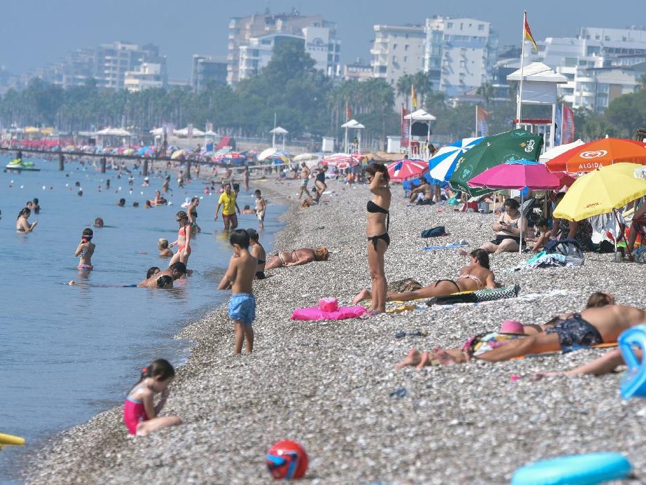 Antalya'da mevsim sıcaklıkları normalin üzerinde