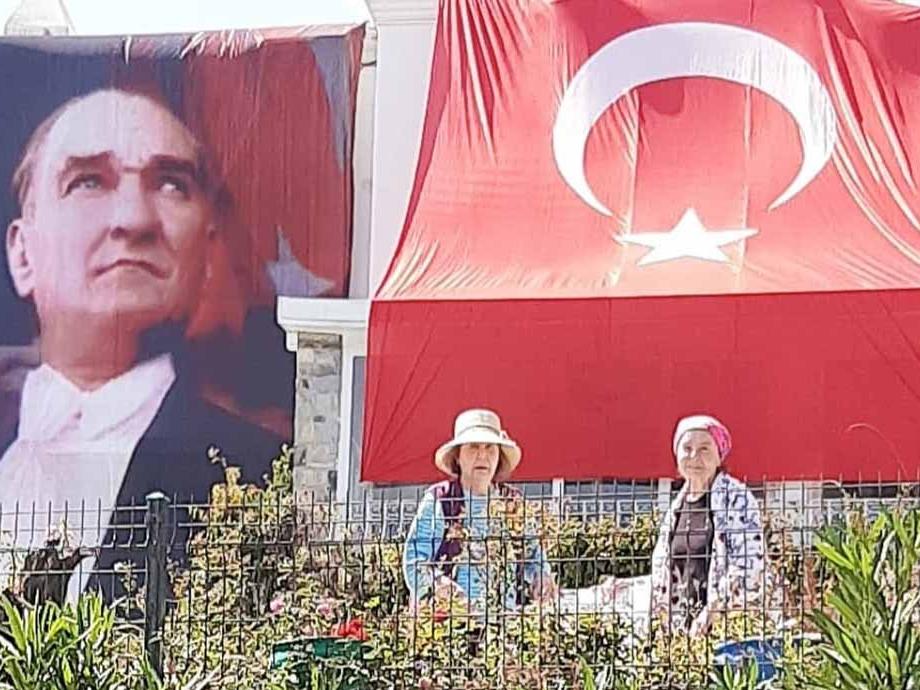 Atatürk ve Cumhuriyet sevdamızı herkes görsün