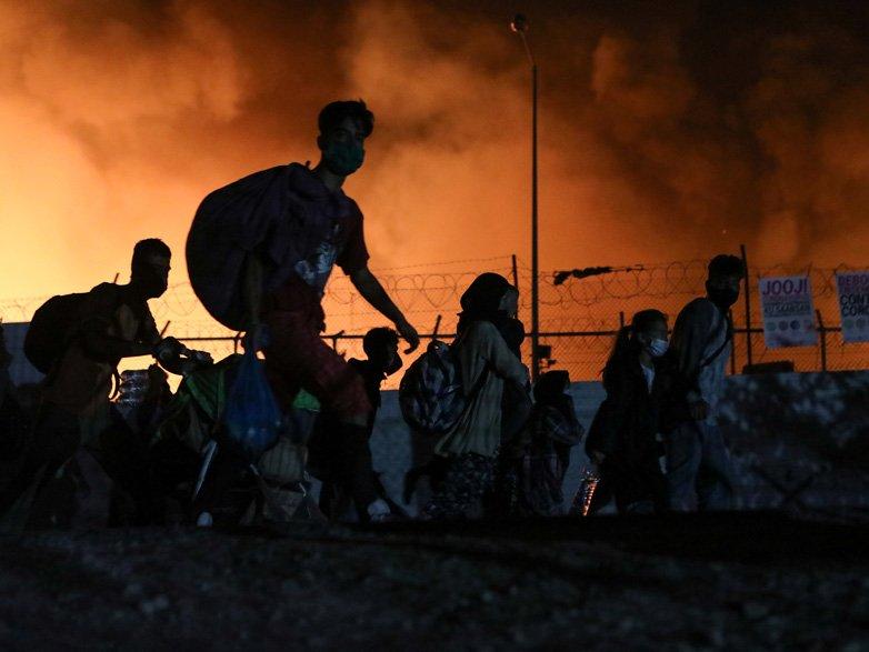 Yunanistan'daki mülteci kampında yangın: Binlerce insan risk altında