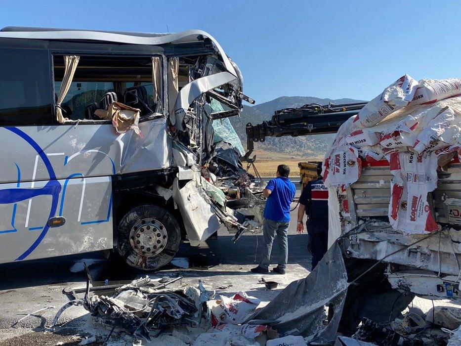 Yolcu otobüsü park halindeki TIR'a çarptı: 1 ölü, 6 yaralı