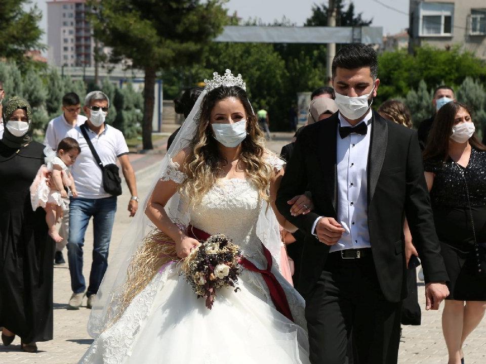 Covid-19 günlerinde Türk düğünleri dünya basınında: Darbe vurdu