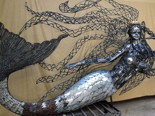 Hurda parçaları ile 400 kiloluk 'deniz kızı' heykeli yaptı