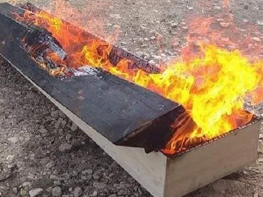 Kütahya'da coronadan ölen kişinin tabutu yakıldı!