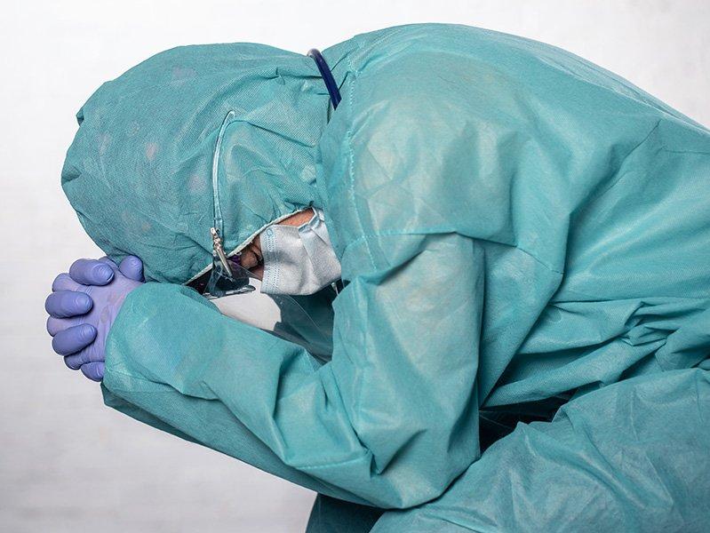İki sağlık çalışanı daha corona virüsünden hayatını kaybetti