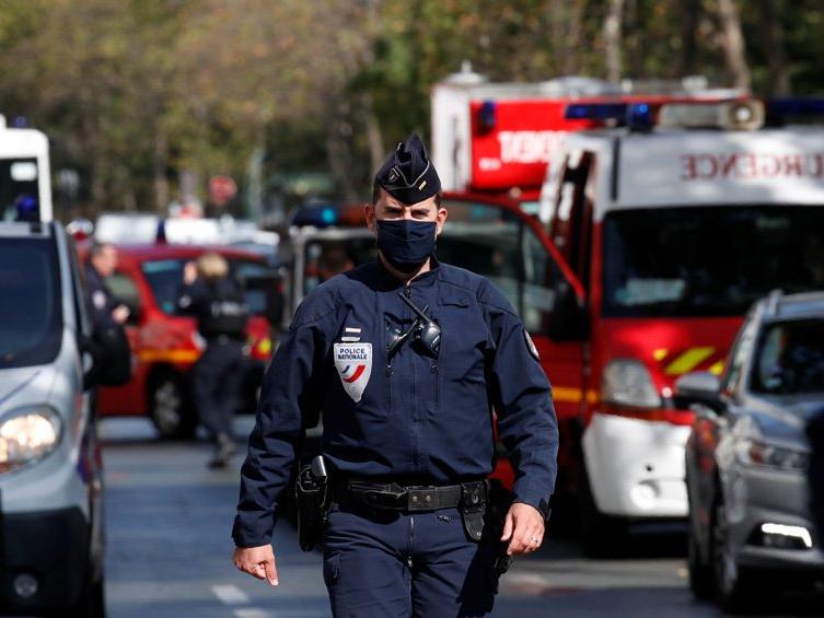 Fransa'da Charle Hebdo yakınında bıçaklı saldırı: Yaralılar var