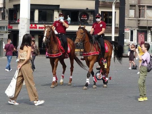 Taksim'de atlı polislerden corona denetimi