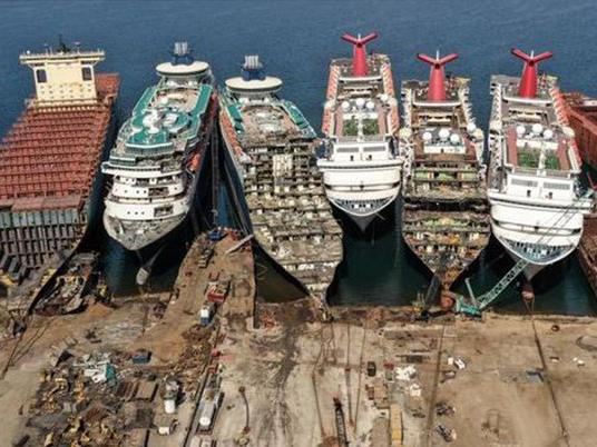 Salgının vurduğu dev yolcu gemileri İzmir'de sökülüyor