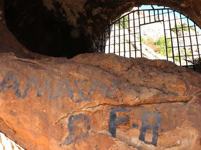 Tarihi mağara defineciler tarafından tahrip edildi