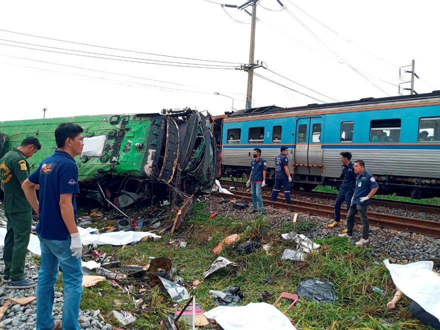 Tayland'da korkunç kaza... Otobüs trenle çarpıştı: Onlarca ölü ve yaralı var