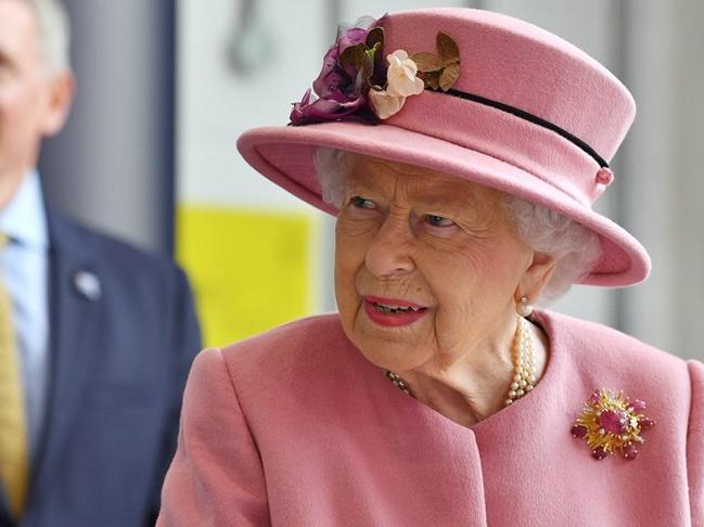 Kraliçe II. Elizabeth, 7 aylık karantinadan maskesiz çıktı