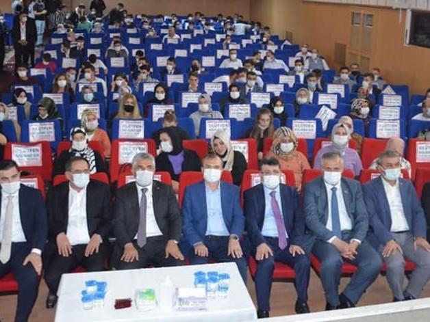 AKP'lilerin ön sırada oturma isteği coronaya davetiye çıkardı